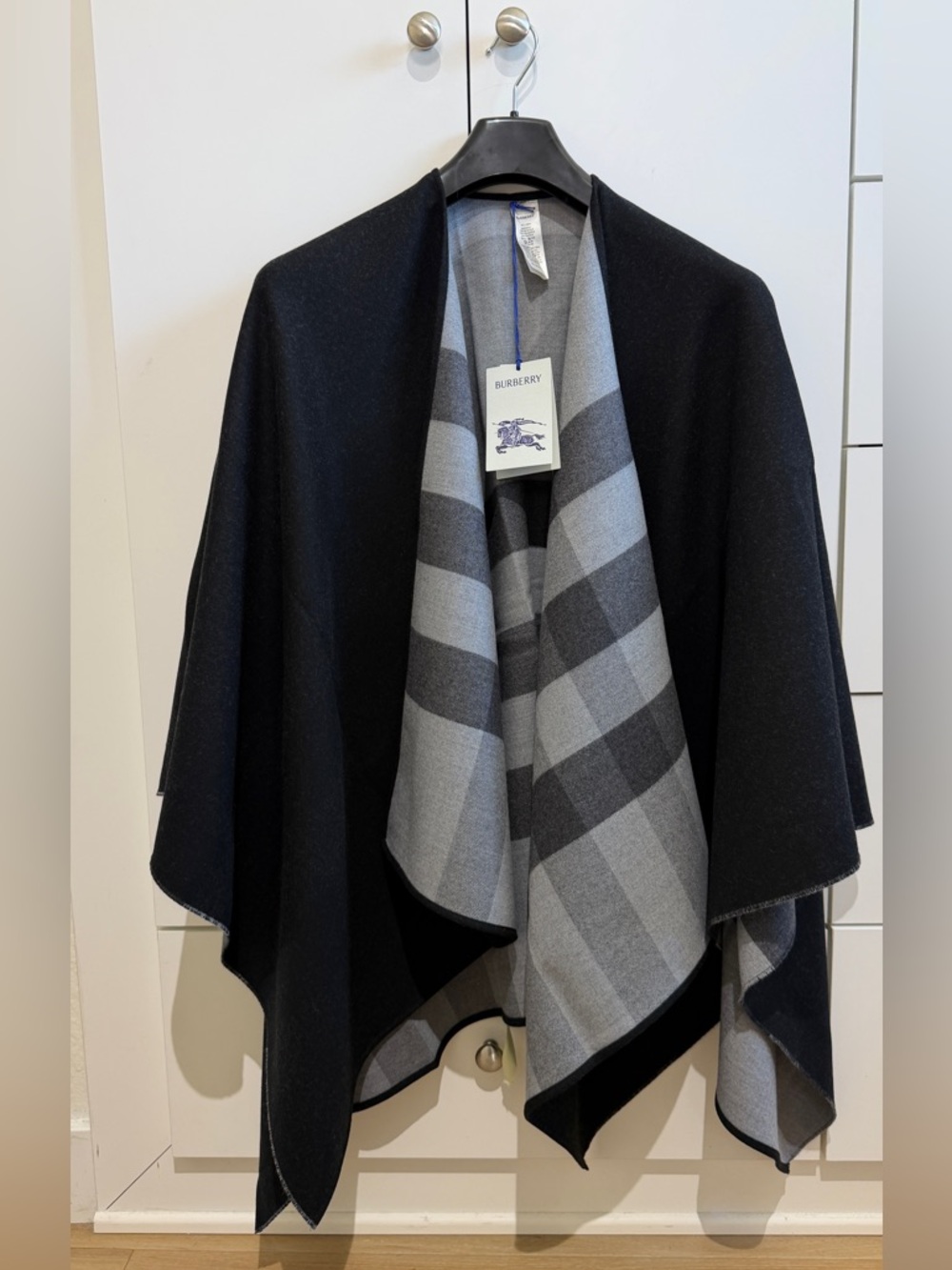 Burberry 100 wool Black & Gray Reversible Cape New - Picture 2 of 8